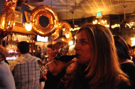 Celebrando os últimos minutos de 2012vna pequena basalt, ao lado de Aspen, no Colorado, nos Estados Unidos